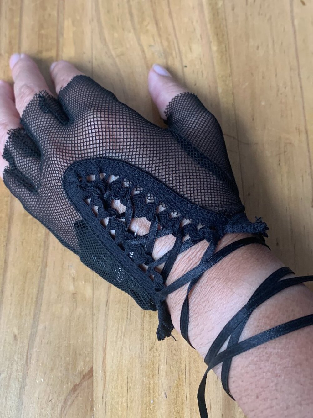 Leg Avenue Goth Punk Black Fishnet Lace Up Ribbon Fingerless Gloves One Size